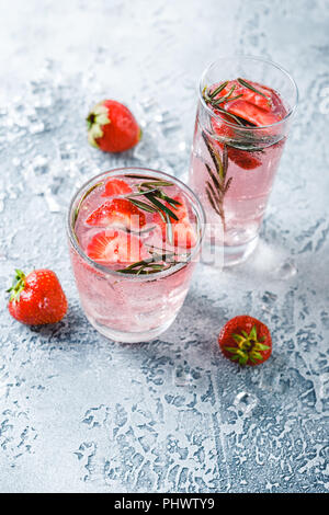 Erdbeere und Rosmarin trinken Stockfoto