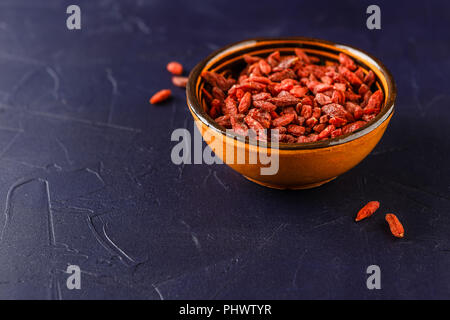 Schüssel mit Goji Beeren auf dem Tisch Stockfoto