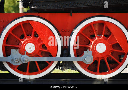 Zwei alte rot Dampflok Rädern auf Schienen Nahaufnahme. Stockfoto