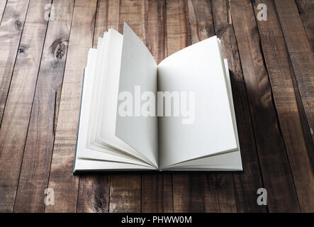 Leeres Buch öffnen auf hölzernen Tisch Hintergrund. Stockfoto