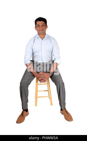 Stattliche asiatischer Mann sitzen auf Stuhl Stockfoto