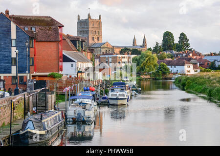Blick auf die Stadt und die Abtei von der Rückseite der Avon bei Sonnenuntergang, Stroud, Gloucestershire, England, Vereinigtes Königreich Stockfoto