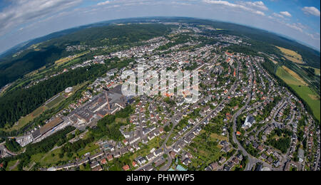 Überblick über am Dorfrand von Südosten, fish eye Bild, fisheyelens, Arnsberg, Sauerland, Nordrhein-Westfalen, Deutschland, DEU, Europa, Luftaufnahme, Vogel Stockfoto