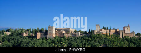 Panoramablick auf die Alhambra gesehen vom Albaicin Granada Andalusien Spanien Stockfoto