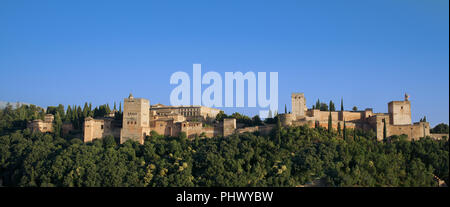 Panoramablick auf die Alhambra gesehen vom Albaicin Granada Andalusien Spanien Stockfoto