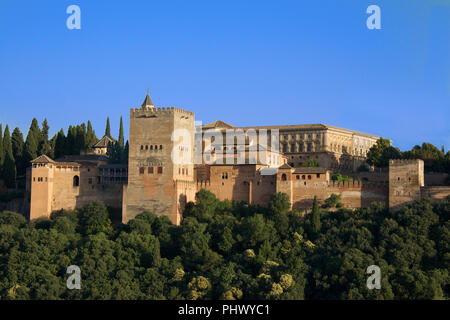 Die Alhambra mit dem Torres de Comares und Nasriden Paläste Granada Andalusien Spanien Stockfoto