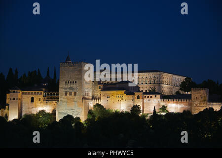 Die Alhambra mit dem Torres de Comares und Nasriden Paläste beleuchtet bei Nacht Granada Andalusien Spanien Stockfoto