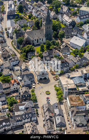 St. Petrus und Andreas Marktplatz, Römisch-katholische Kirche, Brilon, Sauerland, Nordrhein-Westfalen, Deutschland, DEU, Europa, Luftaufnahme, Birds Eye Stockfoto