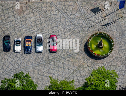 Historische Bilder von vier vintage Cabrios am Petrusbrunnen, Autoralley, vintage Porsche und Mercedes Cabrio, Kump, Brilon, Sauerland, Nord Stockfoto