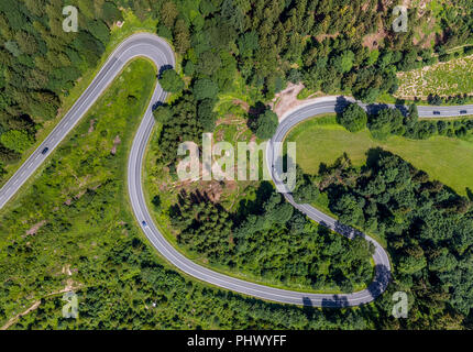 Haarnadelkurven, Am Bilstein, Landstraße L870, Motorrad Route mit gefährlichen Kurven, Brilon, Sauerland, Nordrhein-Westfalen, Deutschland, DEU, Europa, aer Stockfoto