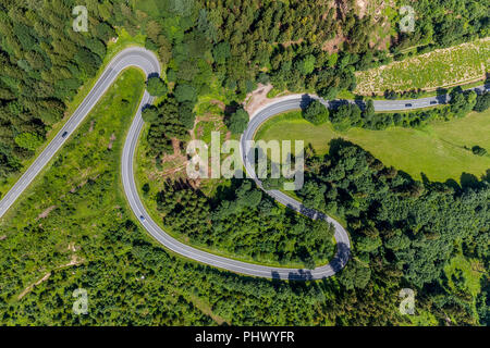 Haarnadelkurven, Am Bilstein, Landstraße L870, Motorrad Route mit gefährlichen Kurven, Brilon, Sauerland, Nordrhein-Westfalen, Deutschland, DEU, Europa, aer Stockfoto