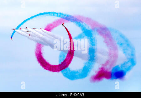 Rote Pfeile Flugzeuge fliegen im Tornado Bildung während einer Anzeige an Bournemouth Air Festival Stockfoto