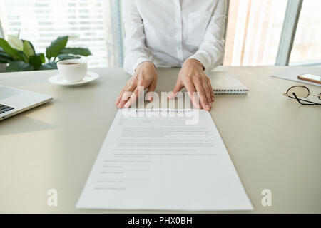 Weibliche hr oder Arbeitgeber mit Arbeitsvertrag, bis vi schließen Stockfoto