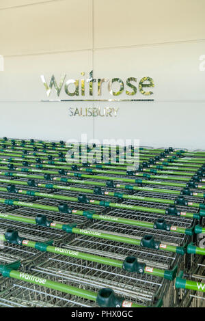 Reihen von Waitrose Supermarkt Einkaufswagen Stockfoto