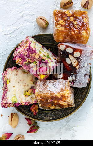 Verschiedene Sorten von Turkish Delight auf einem Teller. Stockfoto