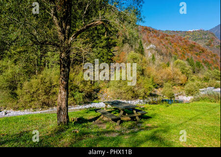 Herbst Landschaft in den Alpen einen Picknicktisch im Schatten einer Pflanze, an einem schönen Tag, Bergamo, Bergamasker, Tal brembana Lokalität Cassiglio Stockfoto