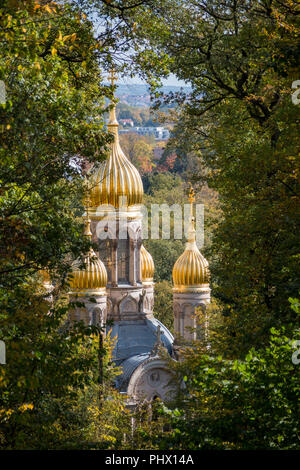 Die goldenen Kuppeln der Russisch-orthodoxen Kirche St. Elisabeth in der deutschen Stadt Wiesbaden auf dem Neroberg Stockfoto