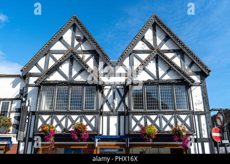 Mittelalterliche Tudor Stil Gebäude in Salisbury Großbritannien Gehäuse Chas H Baker mens kleidung shop Stockfoto