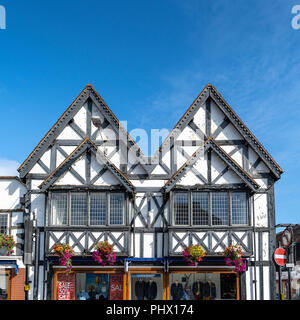 Mittelalterliche Tudor Stil Gebäude in Salisbury Großbritannien Gehäuse Chas H Baker mens kleidung shop Stockfoto