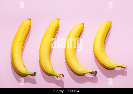 Bananen auf Rosa pastell Hintergrund. Minimale Idee essen Konzept Stockfoto