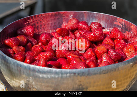 Frische reife geschält Erdbeere in einer Metallschüssel closeup Stockfoto