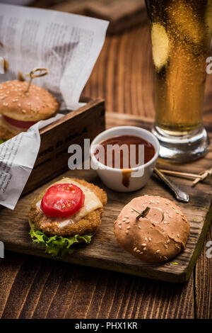 Mini Burger auf Holz- Hintergrund. Stockfoto