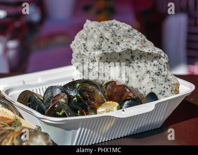 Fast food Miesmuscheln mit Reis Chips mit schwarzem Sesam closeup gekocht Stockfoto