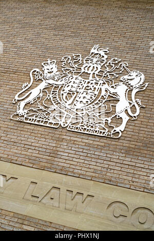 UK Royal Wappen auf Wand außerhalb von Salisbury Gerichte. Stockfoto