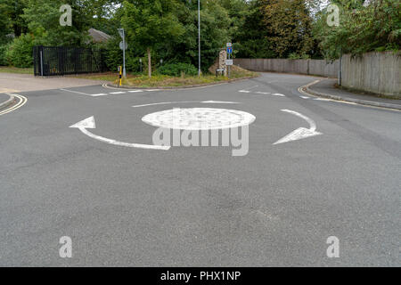 Weiß lackiert Linien auf der Straße an der Kreuzung Stockfoto