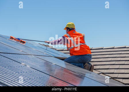 Arbeiter und Sonnenkollektoren Stockfoto