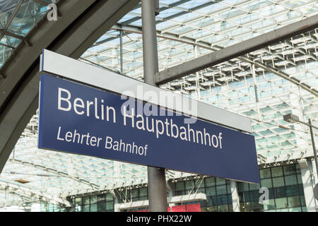 Berlin Hauptbahnhof central Passagier Bahnhof Wegweiser, Deutschland Stockfoto