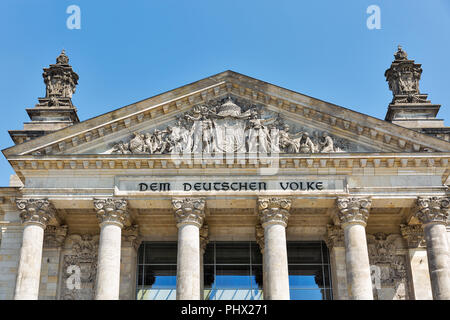 Detailansicht des berühmten Reichstag zentrale Fassade, Sitz des deutschen Parlaments. Berlin Mitte, Deutschland. Stockfoto