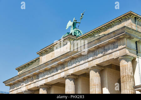 Brandenburger Tor gegen den klaren, blauen Himmel in Berlin, Deutschland. Die Rückseite. Stockfoto