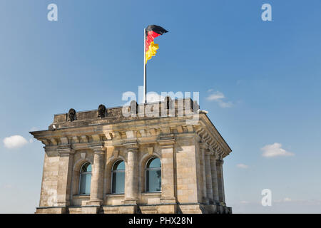 Detailansicht der Reichstag Gebäude Turm mit der deutschen Flagge, Sitz des deutschen Parlaments. Berlin Mitte, Deutschland. Stockfoto