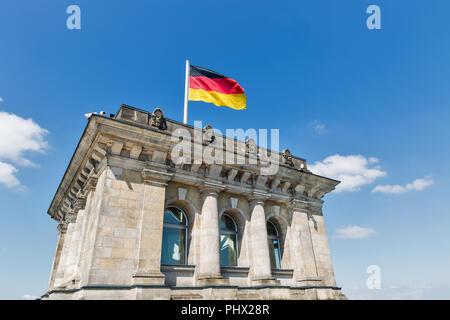 Detailansicht der Reichstag Gebäude Turm mit der deutschen Flagge, Sitz des deutschen Parlaments. Berlin Mitte, Deutschland. Stockfoto