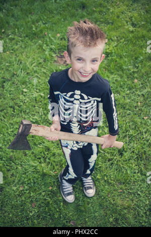 Halloween Skelett Junge mit Axt, gruselig. Stockfoto