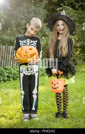 Trick or treat halloween Kinder in Kostümen. Stockfoto