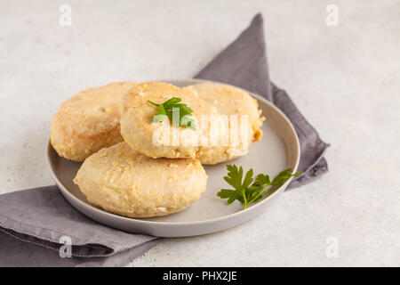 Dampf Hühnerschnitzel auf einer weißen Platte, weißen Hintergrund. Protein sport Diät- Konzept. Stockfoto