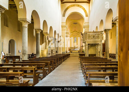 RAVELLO (SA), Italien - 29 AUGUST 2018: Sonnenlicht leuchtenden inneren der Kathedrale in Ravello Stockfoto