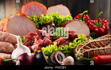 Vielzahl von Fleischprodukten wie Schinken und Wurstwaren. Stockfoto