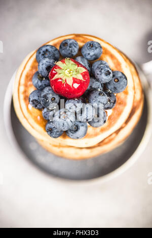 Blueberry und Erdbeere auf Pfannkuchen. Stockfoto