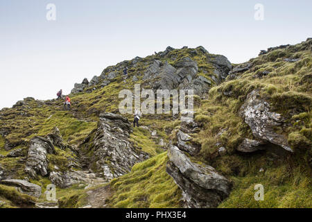 Drei Menschen klettern Ben Lomond an einem Wintertag in den schottischen Highlands Stockfoto