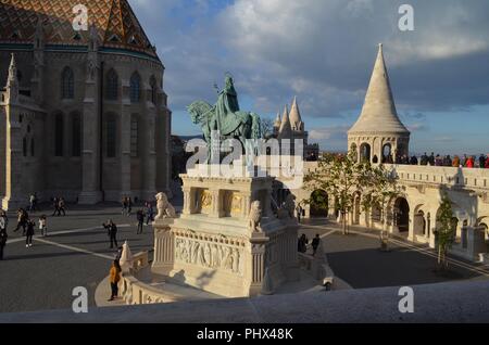 Die Reiterstatue des Hl. Stephanus (erster König von Ungarn) vor der Matthias Kirche. Von Alajos Stróbl nach Design von Frigyes Schuleck, 1906 gemacht Stockfoto