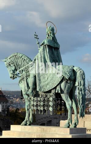 Die Reiterstatue des Hl. Stephanus (erster König von Ungarn) vor der Matthias Kirche. Von Alajos Stróbl nach Design von Frigyes Schuleck, 1906 gemacht Stockfoto