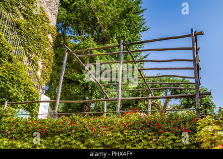 RAVELLO (SA), Italien - 29 AUGUST 2018: Grüne Kletterpflanzen dekorieren Villa Rufolo Stockfoto