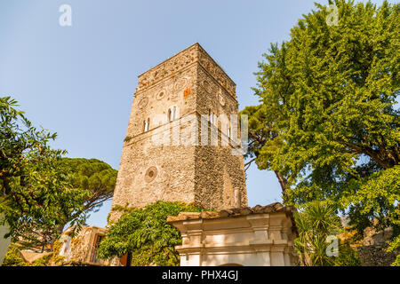 RAVELLO (SA), Italien - 29 AUGUST 2018: Grüne Kletterpflanzen dekorieren Villa Rufolo Stockfoto