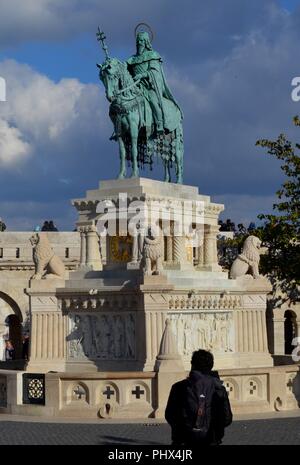 Die Reiterstatue des Hl. Stephanus (erster König von Ungarn) vor der Matthias Kirche. Von Alajos Stróbl nach Design von Frigyes Schuleck, 1906 gemacht Stockfoto