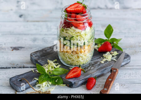 Salat mit Erdbeeren und Kichererbsen in einem jar. Stockfoto