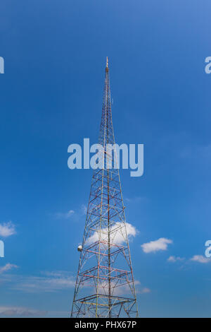 Eine alte TV-Turm, vor blauem Himmel. Stockfoto