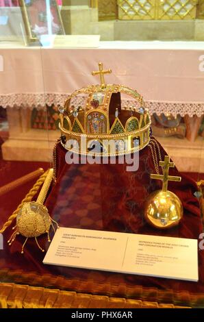 Matthiaskirche in Budapest, Reproduktionen, 1966, der Heiligen Krone und Regalia für die Krönung von Kaiser Franz Joseph und Sissi von Österreich - Ungarn Stockfoto